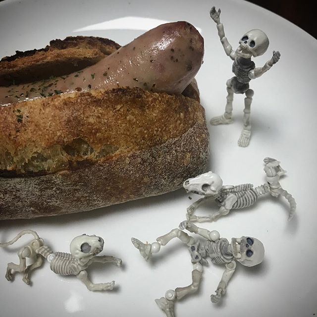🌭ドデカッ！美味しくいただきましたＤＥＡＴＨ！☠️ #poseskeleton #skeleton #skeletondog #skeletoncat  #bread #BakeBread #shinjukugyoen #パン #ライドッグ #ポーズスケルトン #リーメント 