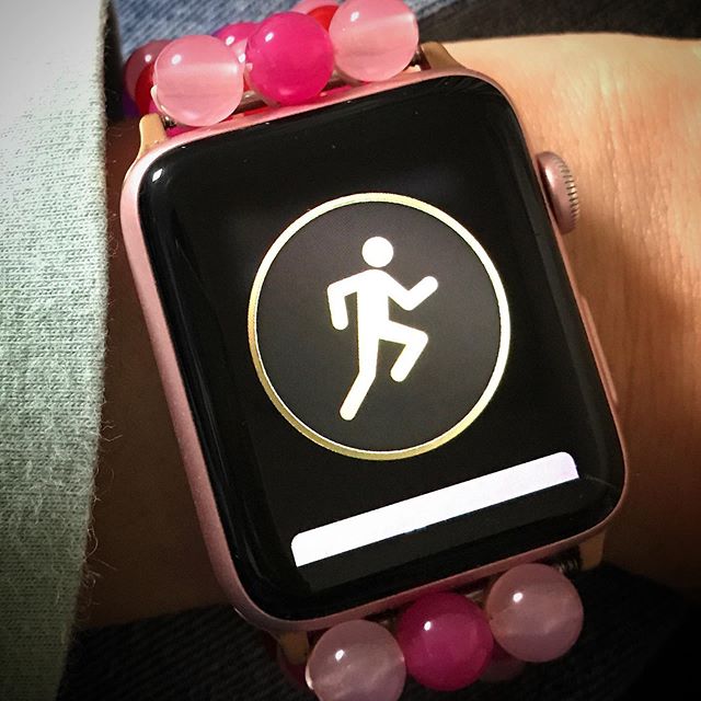 🏻‍♀️走ってないのにランニングワークアウトの新記録メダル🏅貰っちゃったよめっちゃ早歩きって事？🏻‍♀️ #applewatch #apple #workout 